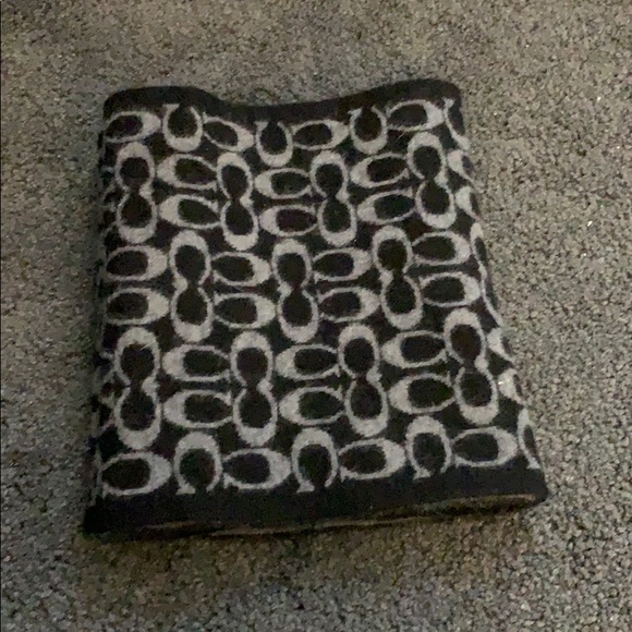 Beautiful two way black and gray Coach scarf - Picture 4 of 6